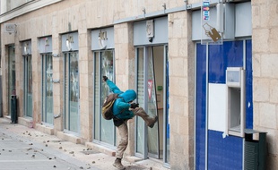 Manifestation contre la loi travail. Casseurs. Affrontements.Arrestations. Nantes le 05 04 2016./SALOM-GOMIS_2343.408/Credit:SEBASTIEN SALOM-GOMIS/SIPA/1604052159