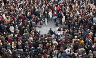 Près de 500 personnes se sont rassemblées place du Bouffay samedi 14 novembre pour rendre hommage aux victimes desd attentats ou soutenir les migrants. S.Salom-Gomis / Sip