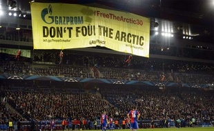 Des militants de Greenpeace interrompent le match entre Bâle et Schalke 04 le mardi 1er octobre 2013.
