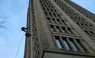 A 91 ans, une mamie a descendu en rappel la tour de l'Hôtel de Ville du Havre.