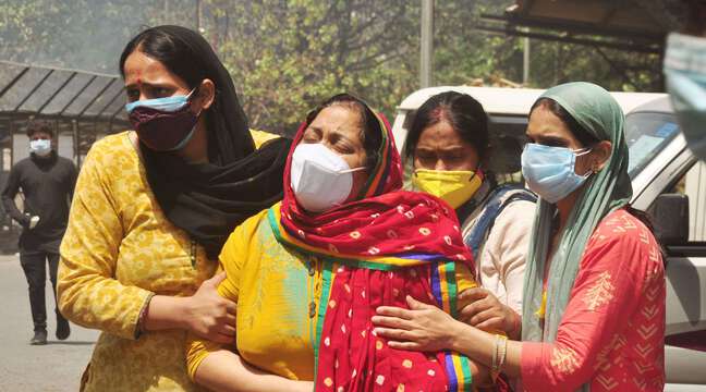 648x360 des femmes lors de la cremation d un proche victime du covid 19 a ghaziabad en inde le 26 avril