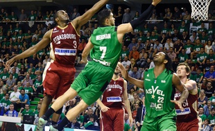 Battue d'un point par l'Asvel, la SIG a encore laissé passer le sacre de champion de France. Il y aura un match 5 mardi entre Strasbourg et Villeurbanne. (Archives Le 9 juin 2016 à l'Astroballe), Villeurbanne. / AFP PHOTO / JEAN-PHILIPPE KSIAZEK