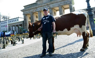 Un éleveur allemand manifeste devant la porte de Brandebourg, le 30 mai 2016 à Berlin
