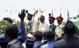 Le nouveau président du Nigeria Muhammadu Buhari (c) salue la foule après sa prestation de serment à Abuja, le 29 mai 2015