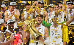 Adreian Payne et tous les Villeurbannais sont fous de joie au moment de soulever le titre de champion de France ce mardi. ROMAIN LAFABREGUE