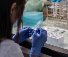 Illustration d'un laboratoire d'analyses médicales.