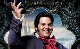 Détail de l'affiche française du film «La Belle et la Bête», faisant apparaître Le Fou, incarné par Josh Gad, premier personnage ouvertement homosexuel chez DIsney.