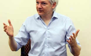 Le fondateur de WikiLeaks, Julian Assange, a affirmé mercredi être en contact avec des représentants d'Edward Snowden, à l'origine de révélations sur des programmes américains de surveillance des communications, pour aider ce dernier à obtenir l'asile en Islande.