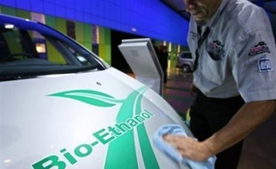 Les pays européens, en pleine réflexion pour définir des "critères durables" pour encadrer la fabrication les biocarburants, envisagent de n'en importer que des pays respectant une dizaine de conventions internationales sur le climat et le travail.
