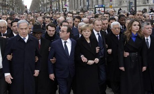 Francois Hollande entouré de Benjamin Netanyahu, Ibrahim Boubacar Keita, Angela Merkel, Donald Tusk, Mahmoud Abbas, Rania et Abdullah de Jordanie le 11 janvier 2015 à Paris