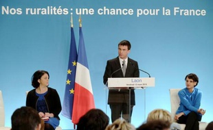 Le Premier ministre Manuel Valls (c) entouré de Sylvia Pinel (g), ministre du logement, et Najat Vallaud-Belkacem (d), ministre de l'Education, le 13 mars 2015 à Laon, dans l'Aisne