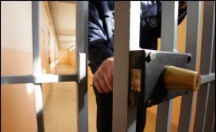 Le gouvernement réfléchit à la création d'un système de contrôle externe des prisons françaises, comme le recommandent les Nations Unies ou le Conseil de l'Europe, a-t-on appris vendredi de sources concordantes.