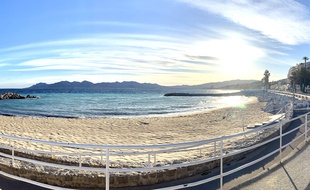 Une plage de Cannes, pendant le confinement
