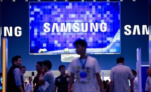 Samsung Electronics a annoncé vendredi de nouveaux résultats record au troisième trimestre grâce au succès de ses smartphones qui lui permet de conserver son leadership mondial devant l'américain Apple.
