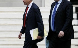 Le rendez-vous a débuté à 11H00 GMT au siège du gouvernement grec, en présence de l'ex-Premier ministre socialiste (Pasok), Georges Papandréou, évincé en novembre, son rival conservateur Antonis Samaras, leader de la Nouvelle Démocratie, et le dirigeant d'extrême-droite (Laos) Georges Karatzaferis.