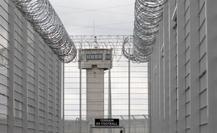 Le centre de détention pénitentiaire de Lille Annoeullin peut accueillir 688 détenus exclusivement masculins. Il vise à remplacer la prison de Loos, trop vétuste.Annoeullin, le 21 juin 2011