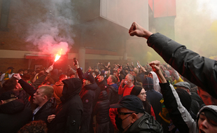 Les fans de Man United manifestent à Old Trafford, le 2 mai 2021.