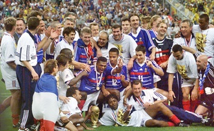 L'équipe de France de foot célèbre sa victoire lors de la Coupe du monde, le 12 juillet 1998 au Stade de France.