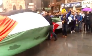 Des supporters bosniens entonnent des chants contre les Juifs le 1er avril.