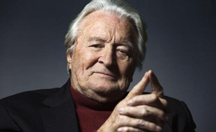 L'ancien président du Conseil constitutionnel et ex-ministre socialiste Roland Dumas dans son cabinet d'avocat à Paris, le 15 décembre 2014