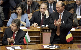 De hauts responsables, accusés de malversations et de prévarication, commencent à être mis en détention préventive en Bulgarie alors que l'Union européenne exige de Sofia un combat sans faiblesse contre la corruption pour entrer en 2007 dans l'Union.