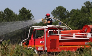 Présentation par les pompiers de la Gironde des moyens de lutte contre les feux de forêt.