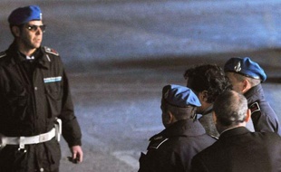 Le commandant du Costa Concordia, dont le naufrage a fait au moins onze morts et une vingtaine de disparus, a été libéré dans la nuit de mardi à mercredi et assigné dans sa résidence de Meta di Sorrento (sud), ont annoncé mercredi les médias italiens.