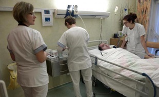 Du personnel médical s'occupe d'un patient en état végétatif dans l'unité de vie spécialisée de la maison Béthel à Oberhausbergen, le 18 décembre 2014