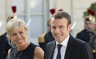 Emmanuel Macron et son épouse, Brigitte Trogneux, à l'Elysée, le 2 juin 2015.