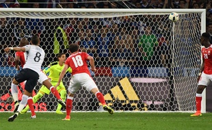Dimitri Payet frappe la barre lors du match entre la France et la Suisse le 19 juin 2016.
