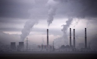 De la fumée s'échappe d'une centrale thermique en Bulgarie, en février 2013