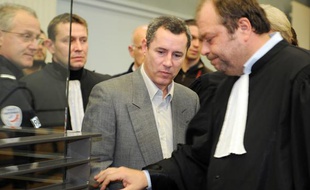 Jacques Viguier, au centre, avec un de ses avocats (à droite) Me Eric Dupont-Moretti le 1er mars au palais de justice d'Albi.