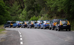 Les véhicules de la gendarmerie le 13 mai 2021 alors que les forces de l'ordre recherchent activement le suspect d'un double homicide.
