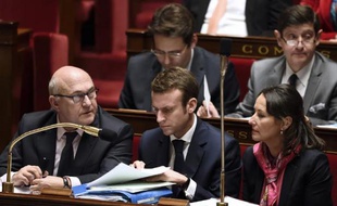 Le ministre de l'Economie Emmanuel Macron (c) à l'Assemblée nationale le 22 octobre 2014