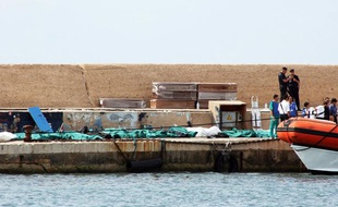 Les corps d'au moins 130 migrants ont été repêchés sur l'île de Lampedusa, le 3 octobre 2013.