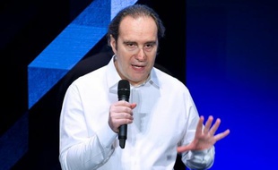 Le fondateur d'Iliad (Free), Xavier Niel, a ironisé lundi sur un éventuel investissement dans une société de retraitement d'eaux aux Iles Caïmans, alors qu'il était interrogé sur des avoirs à l'étranger.