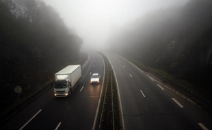 Un camion sur une autoroute