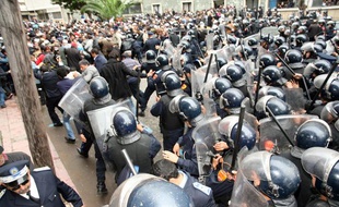 Heurts violents entre manifestants et forces de l'ordre à Casablanca, le 13 mars 2011.