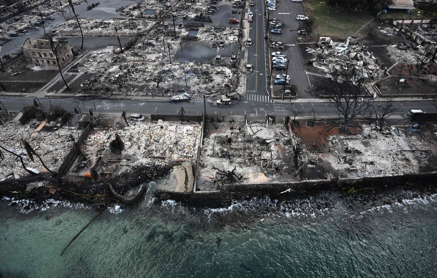 Une image aérienne prise le 10 août 2023 montre des maisons et des bâtiments détruits incendiés à Lahaina le long de l’océan Pacifique à la suite d’incendies de forêt dans l’ouest de Maui, à Hawaï.