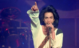 Prince -ici au Parc des Princes à Paris le 16 juin 1990- un des artistes les plus doués de son temps pour le président américain Obama qui se joint à l'hommage mondial après la mort brutal du chanteur
