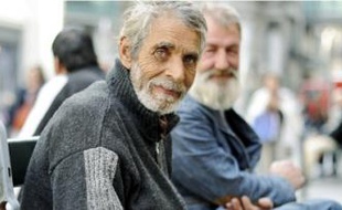 Georges, un Rom de 63 ans originaire du sud de la Roumanie, fait la manche rue de Caumartin (9e), près des grands magasins.