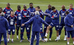 Les joueurs de l'équipe de France, réunis autour de Raymond Domenech, lors d'un entraînement à Knysna, le 18 juin 2010.