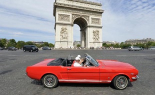 Une Ford Mustang devant l'Arc de Triomphe, place de l'Etoile à Paris, le 28 juillet 2013