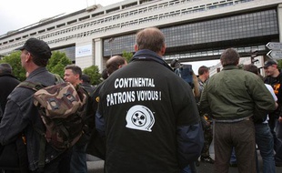 Des salariés de Continental devant Bercy le 29 avril 2004.