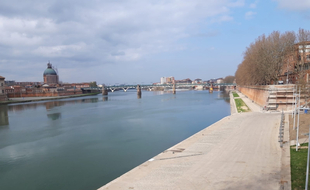 A Toulouse, les quais de la Garonne sont vides ce dimanche 28 février, premier jour de la fermeture au public.
