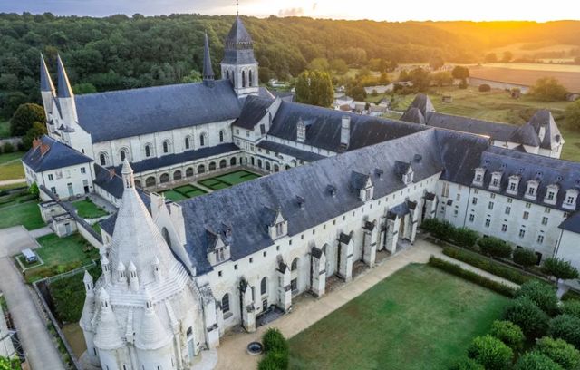 Hunted between the vineyards and the green landscapes of Anjou, Fontevraud-l'Abbaye is an exceptional village marked by almost a thousand years of history. places running become "the favorite