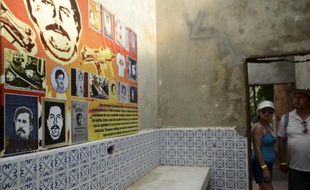 Vingt après sa mort, le spectre de Pablo Escobar, abattu par la police le 2 décembre 1993 à Medellin, hante toujours les Colombiens, partagés entre le traumatisme causé par les crimes du célèbre baron de la drogue et son aura auprès des plus pauvres qui ont bénéficié de ses largesses.