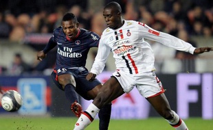 Le footballeur parisien, Stéphane Sessegnon (en bleu), face au Niçois Drissa Diakité, lors d'un match de L1 le 7 novembre 2009.