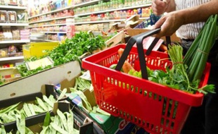 Un homme achetant ses légumes à Berlin, le 8 juin 2011.