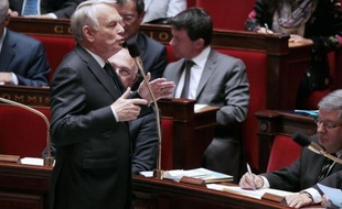 Jean-Marc Ayrault a indiqué jeudi au Sénat qu'il souhaitait que le gouvernement, "de façon démocratique", trouve les moyens pour "mettre en pièces" les groupes d'extrême droite montrés du doigt après le coup porté à Clément Méric, mercredi à Paris.